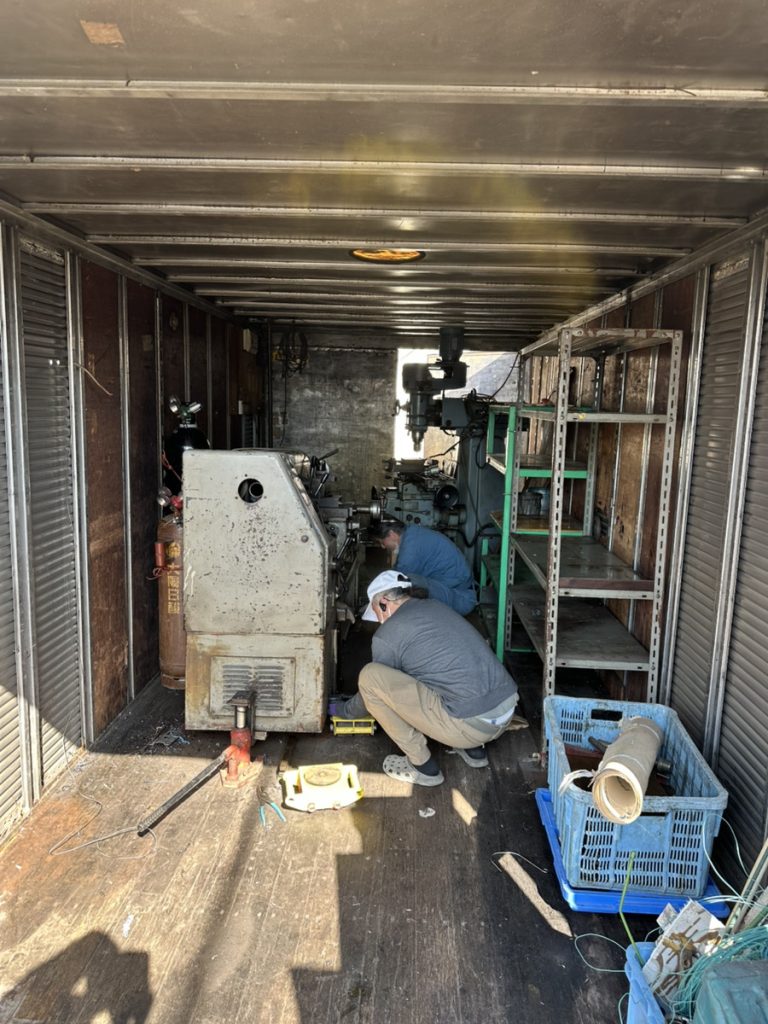 倉庫内に設置された旋盤とフライス盤の引き取り事例