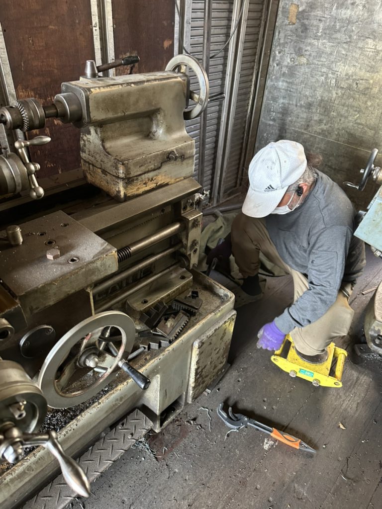 爪ジャッキとチルローラーを使った工作機械搬出準備