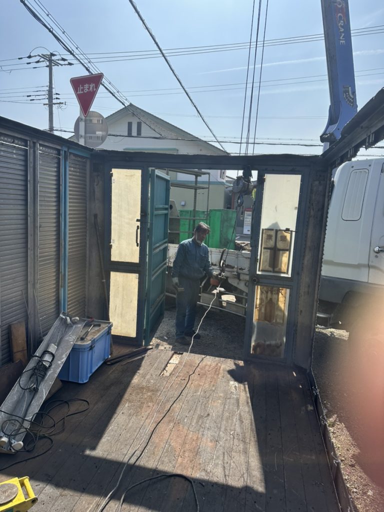 ワイヤーで工作機械を横引きする作業