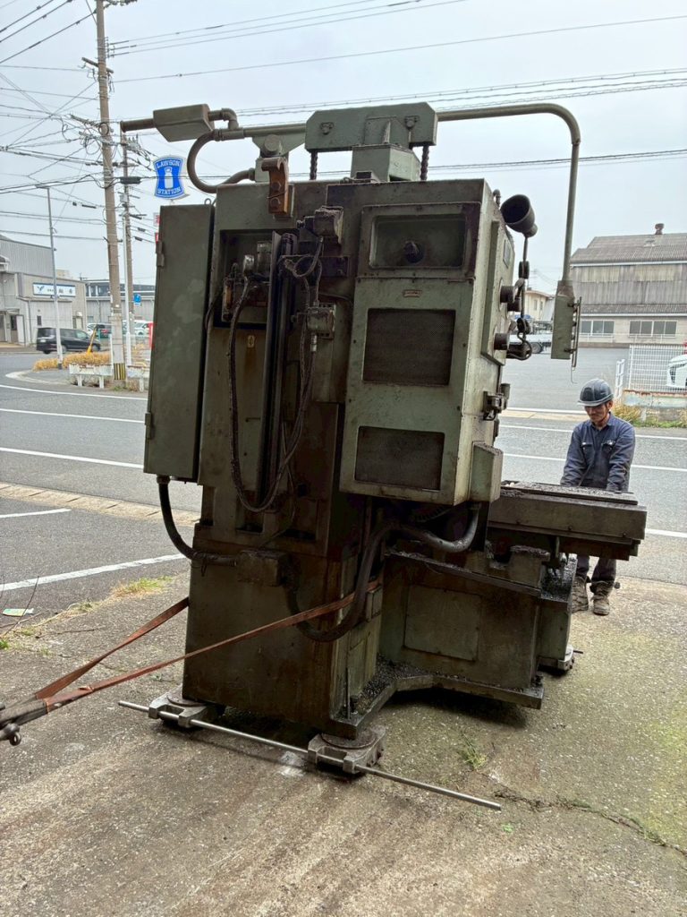 チェーンブロックを使用した機械搬出作業