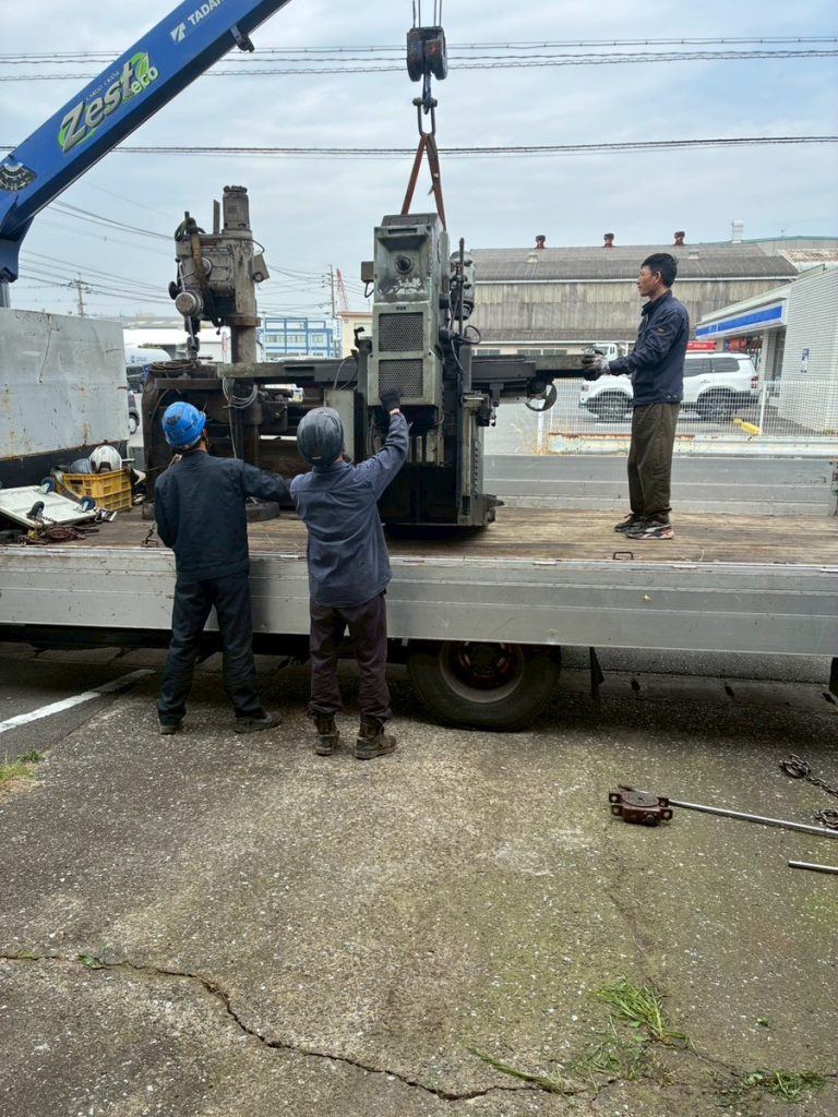 ユニック車による工作機械の積み込み作業