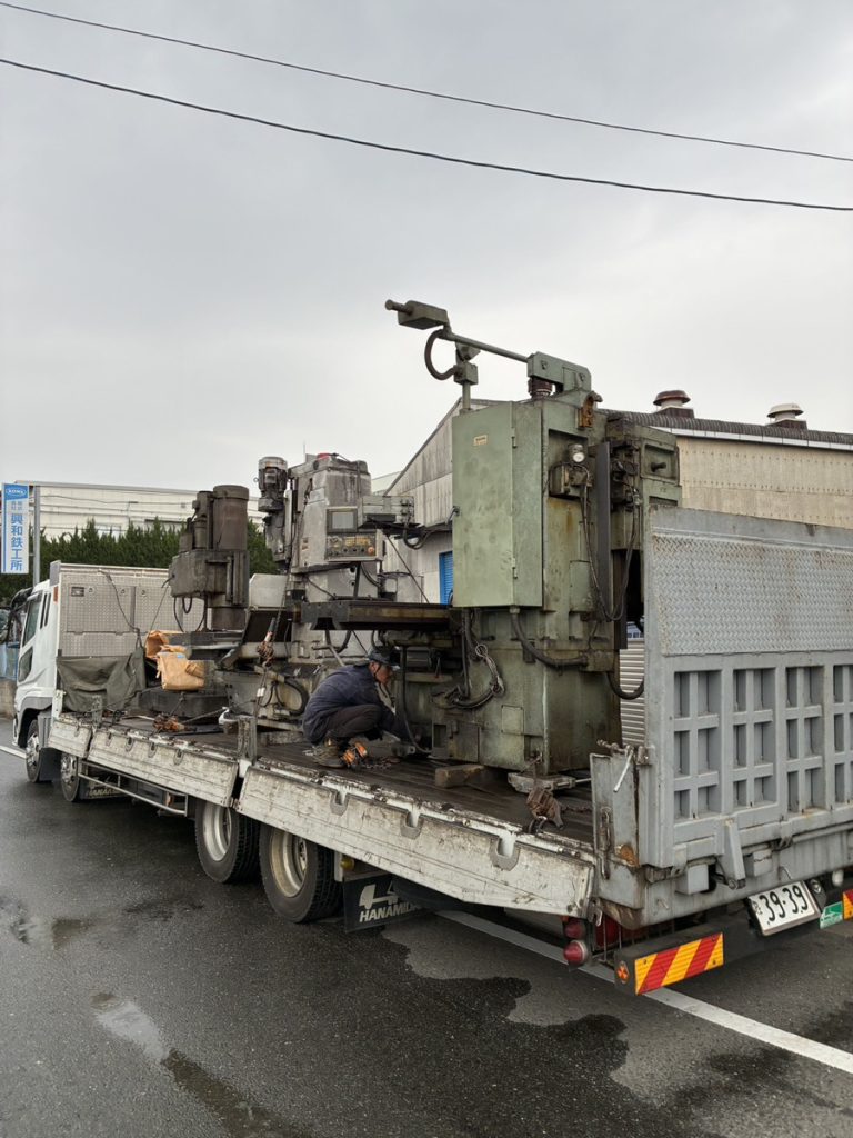 ウインチを使った機械の引き上げ作業