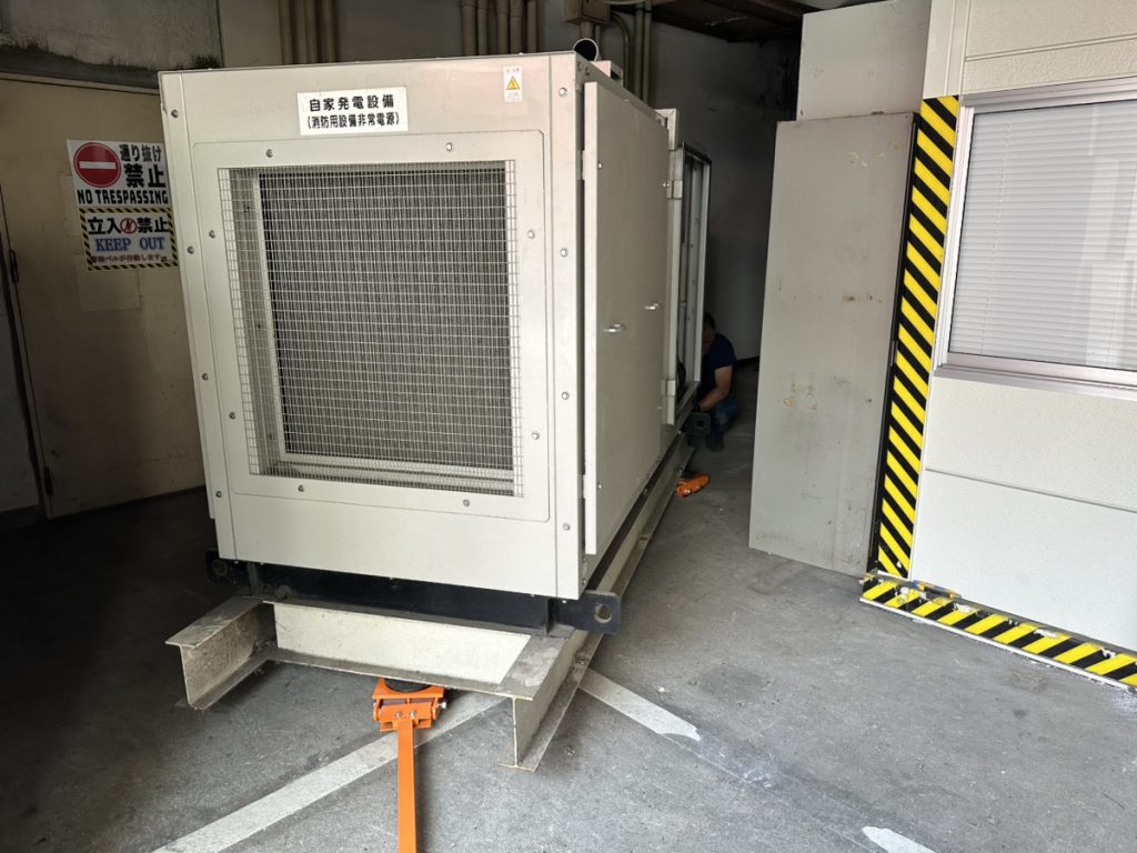 重量用台車での非常用発電機の搬出